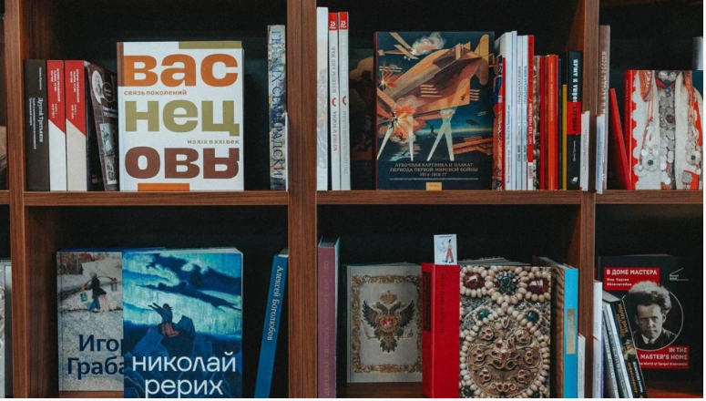 Библиотеке "Таврида.АРТ" передали 800 книг об искусстве 