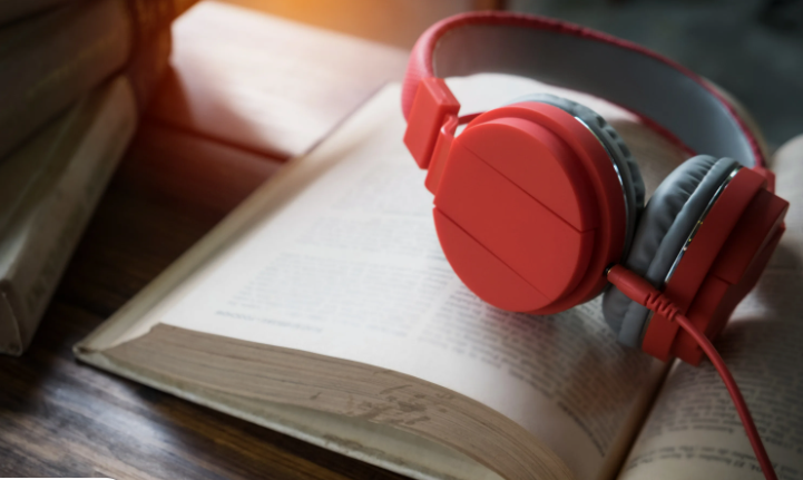 На сайте "Эксмо" доступны аудиоаннотации и фрагменты книг