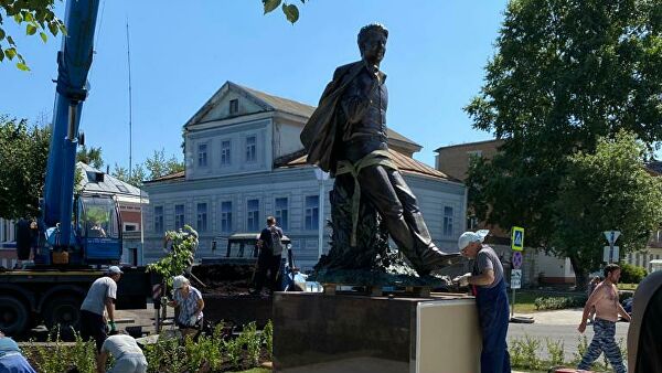 В Твери установили памятник Андрею Дементьеву В Твери установили памятник Андрею Дементьеву