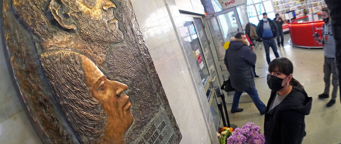 На Свердловском вокзале торжественно открыли бронзовый памятный знак к 130-летию Осипа Мандельштама На Свердловском вокзале торжественно открыли бронзовый памятный знак к 130-летию Осипа Мандельштама