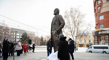 В Барнауле установили памятник Федору Достоевскому