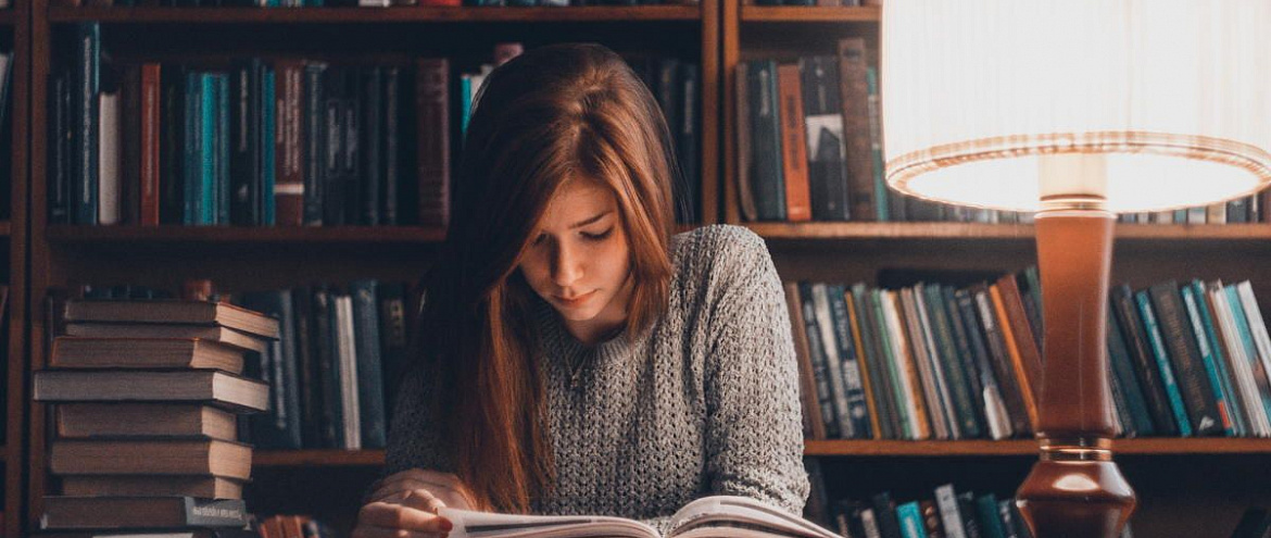 Исследование: Чтение бумажных книг улучшает понимание текста