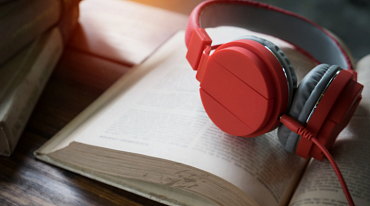 На сайте "Эксмо" доступны аудиоаннотации и фрагменты книг