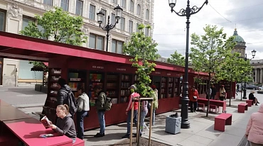 На Книжных аллеях Петербурга появился "книжный шкаф"