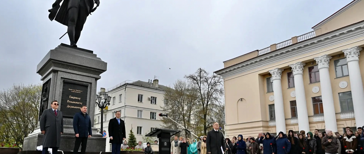 В Тамбове открыли памятник Державину В Тамбове открыли памятник Державину