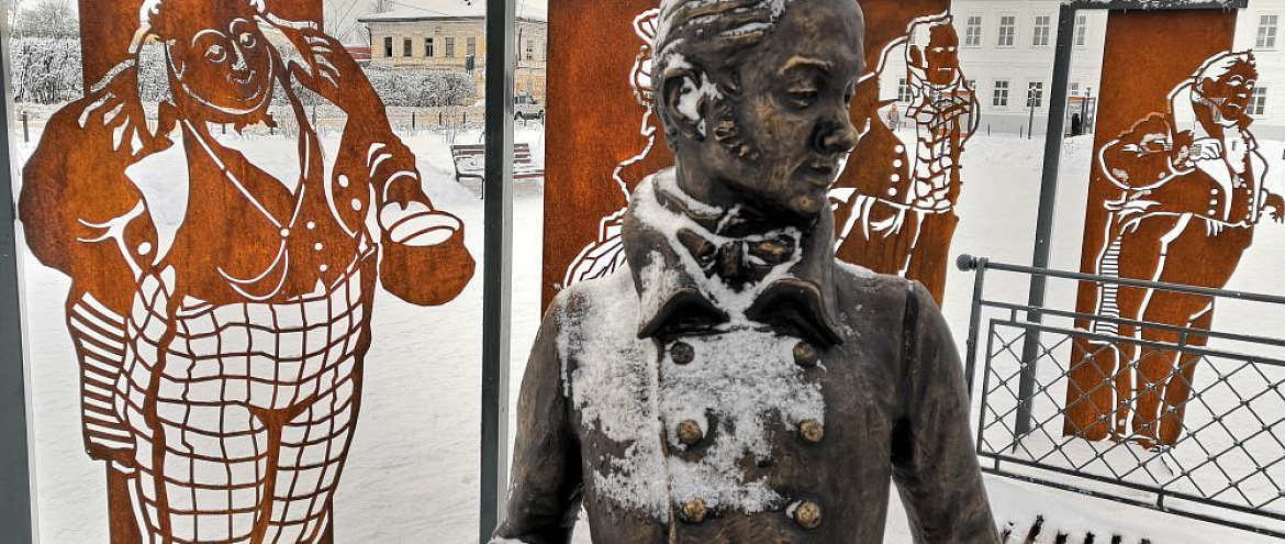 В городе Устюжна установили памятник Хлестакову В городе Устюжна установили памятник Хлестакову