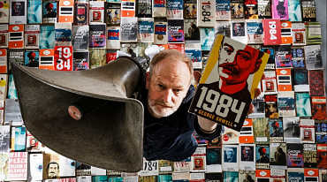 Из экземпляров книги Джорджа Оруэлла создали инсталляцию 