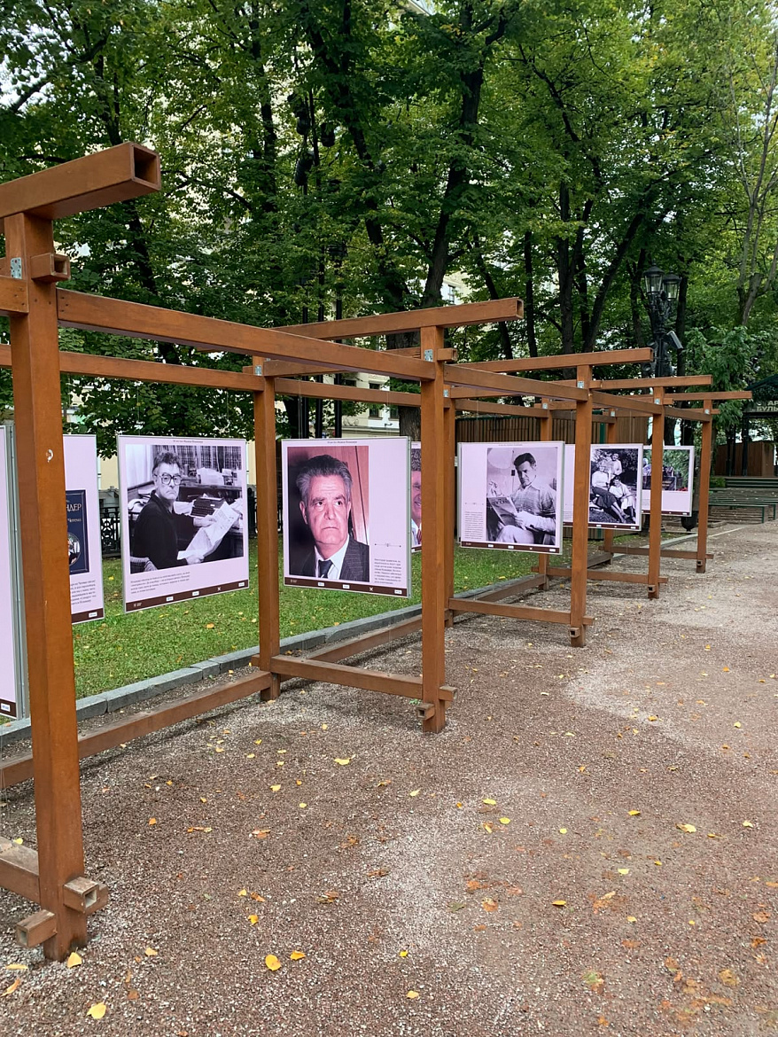 Выставка «10 лет без Фазиля Искандера» открылась на Гоголевском бульваре Выставка «10 лет без Фазиля Искандера» открылась на Гоголевском бульваре