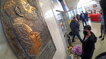 На Свердловском вокзале торжественно открыли бронзовый памятный знак к 130-летию Осипа Мандельштама