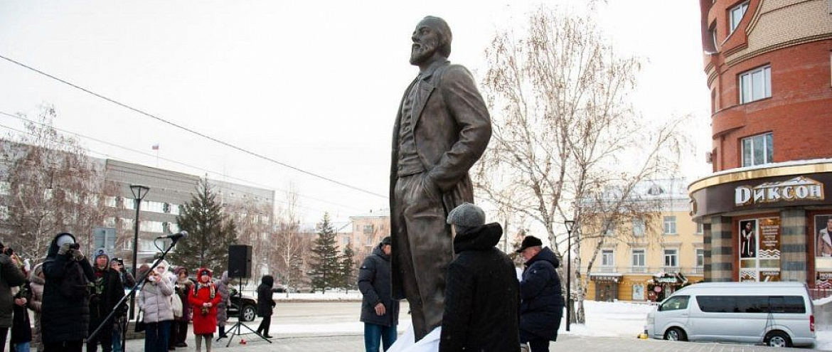 В Барнауле установили памятник Федору Достоевскому В Барнауле установили памятник Федору Достоевскому
