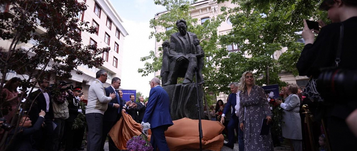 На Лялиной площади открыли монумент Самуилу Маршаку На Лялиной площади открыли монумент Самуилу Маршаку