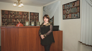 Валентина Ахапкина  и книга Н. Павленко «Екатерина Великая»