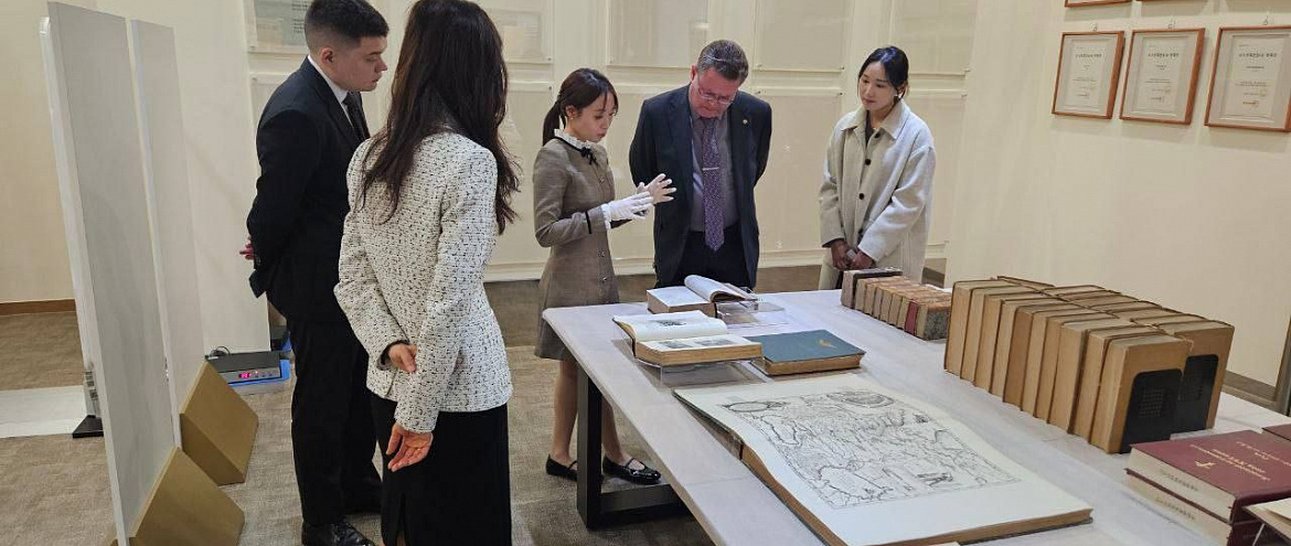 На выставке в Сеуле представили уникальные российские книжные издания На выставке в Сеуле представили уникальные российские книжные издания