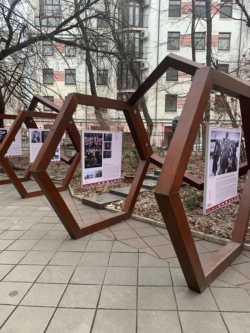 Выставка, посвященная Владимиру Богомолову, открылась в сквере на Арбате